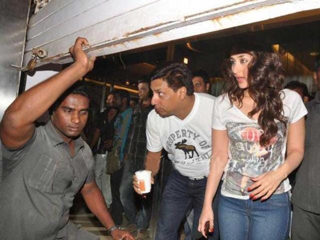Kareena Kapoor and Madhur Bhandarkar spotted while shooting for Heroine at Juhu in Mumbai. Kareena Kapoor and Madhur Bhandarkar spotted while shooting for Heroine at Juhu in Mumbai.