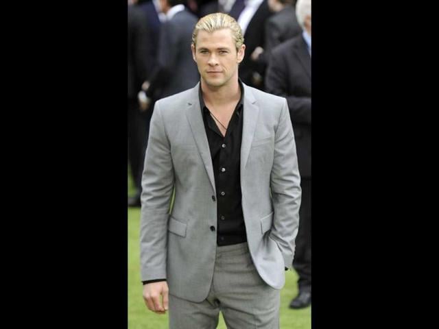 Chris-Hemsworth-looked-dapper-in-a-grey-suit