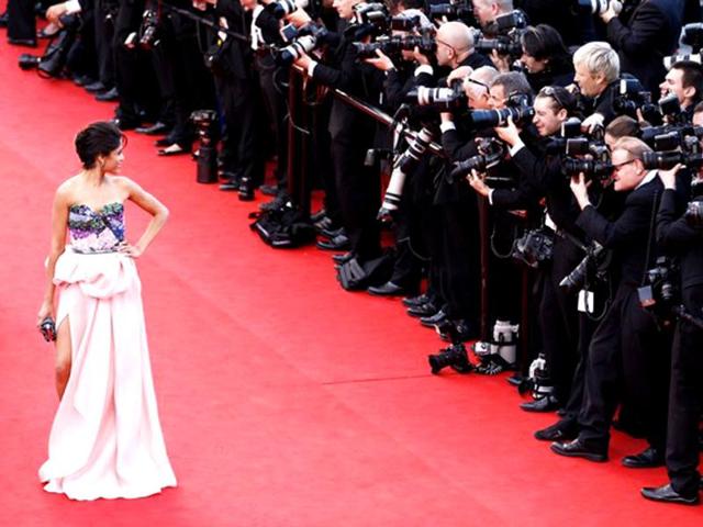 The dusky beauty poses for the shutterbugs at the red carpet.
