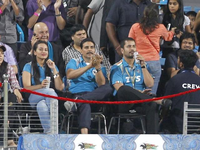 Akshay Kumar and Sonakshi Sinha attend the match between Pune Warriors India and Kolkata Knight Riders at Subrata Roy Sahara Stadium in Pune. HT Photo/Kunal Patil