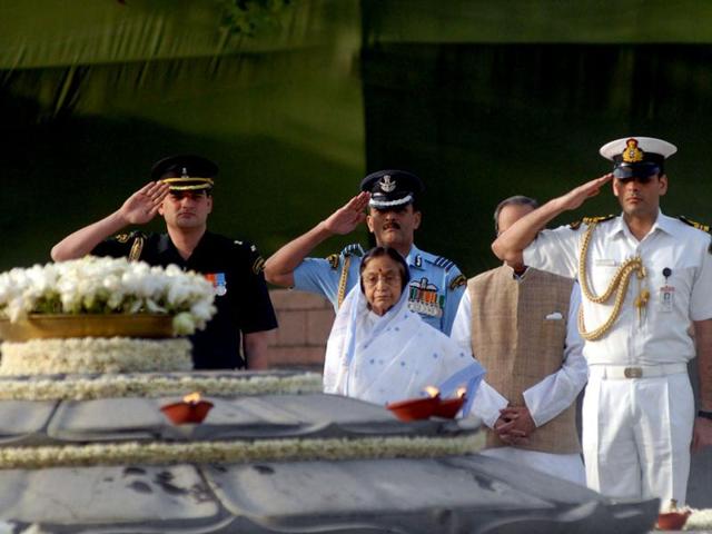 President Pratibha Patil pays homage to former prime minister Rajiv Gandhi on his death anniversary at Veer Bhumi in New Delhi. UNI
