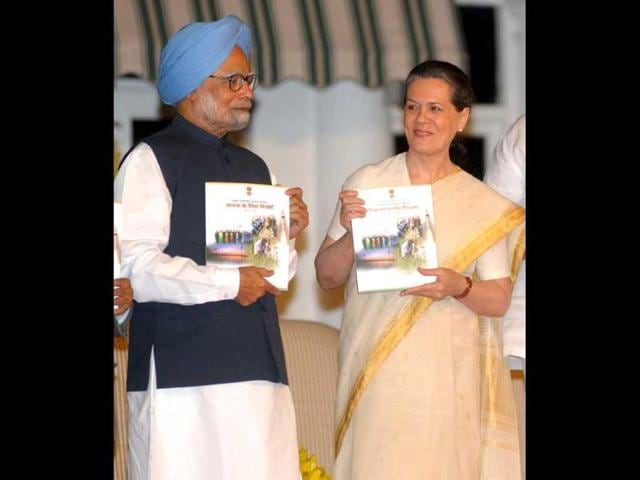 Prime-Minister-Manmohan-Singh-and-UPA-chairperson-Sonia-Gandhi-release-the-UPA-s-Report-to-the-People-on-completion-of-three-years-in-government-in-New-Delhi