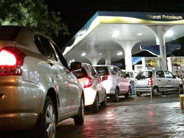 People line up to fill their vehicles at a petrol pump in New Delhi after the announcement of hike in petrol prices. HT/Sunil Saxena