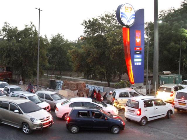 Vehicles await their turn at a petrol pump in Gurgaon. HT/Manoj Kumar