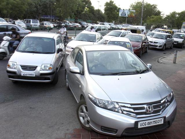 Vehicles queue up near a pump to fill petrol in tanks before the steep hike in price gets effective in New Delhi. HT/Sonu Mehta