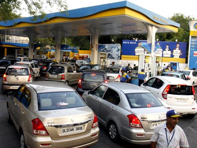 Vehicles queue up near a petrol pump in New Delhi. HT/Sonu Mehta