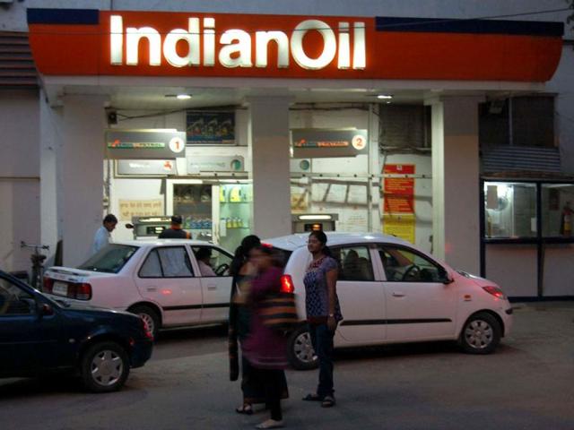Heavy rush at a petrol pump in New Delhi after the announcement of a hike in petrol price by Rs 7.50.