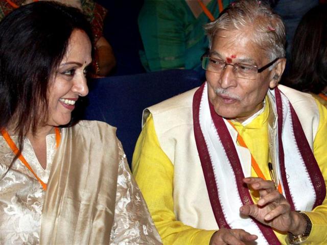 BJP leaders Murli Manohar Joshi and Hema Malini during the party's national executive meeting in Mumbai. PTI/Mitesh Bhuvad