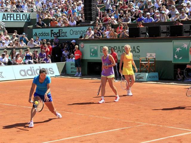 (L to R) China's Na Li returns the ball in front of teammates Germany Sabine Lisicki, Dutch Caroline Wozniacki and French Pauline Parmentier as they play during an exhition match as part of the "Roland Garros Kid's day" on the Philippe Chatrier-central cour on the eve of the opening of the French Open tennis tournament at the Roland-Garros stadium in Paris. AFP Photo/Jacques Demarthon