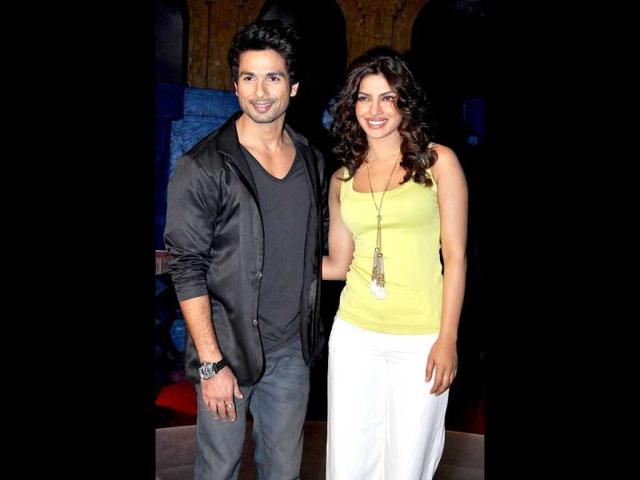Bollywood actors Shahid Kapoor and Priyanka Chopra pose for a photo at RK studios in Mumbai on May 27. (AFP photo)