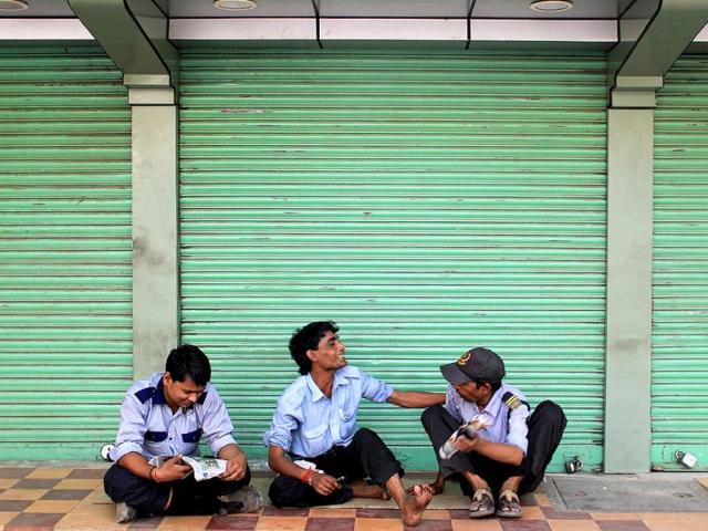 Guards sitting idle as shops are closed due to Delhi bandh at Janpath in New Delhi. (HT Photo/Nipun Prabhakar)