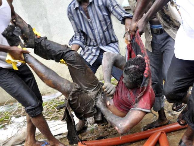 A victim is carried from the scene of a plane crash in Nigeria's commercial capital Lagos, June 3, 2012. A passenger plane carrying nearly 150 people crashed into a densely populated part of Lagos on Sunday, in what looked like a major disaster in Nigeria's commercial hub. There was no early word from airline or civil aviation authority officials in the West African country on casualties. REUTERS/Stringer