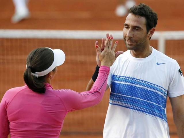 Poland's Klaudia Jans-Ignacik (L) and Mexico's Santiago Gonzalez celebrate after a point as they play against India's Sania Mirza and Mahesh Bhupathi during their mixed doubles final match of the French Open tennis tournament at the Roland Garros stadium in Paris. AFP/Kenzo Tribouillard