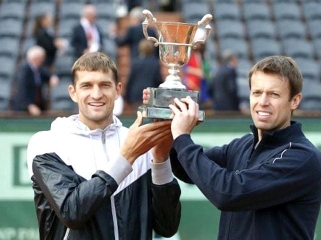 Belarus Max Mirnyi (L) and Canada's Daniel Nestor pose with a trophy after wining over US Bob Bryan and US Mike Bryan during Men's Doubles final tennis match of the French Open tennis tournament at the Roland Garros stadium in Paris. (AFP photo/Thomas Coex) Belarus Max Mirnyi (L) and Canada's Daniel Nestor pose with a trophy after wining over US Bob Bryan and US Mike Bryan during Men's Doubles final tennis match of the French Open tennis tournament at the Roland Garros stadium in Paris. (AFP photo/Thomas Coex)