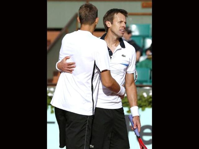 Belarus Max Mirnyi (L) and Canada's Daniel Nestor react after wining over US Bob Bryan and US Mike Bryan during Men's Doubles final tennis match of the French Open tennis tournament at the Roland Garros stadium in Paris. (AFP photo/Thomas Coex) Belarus Max Mirnyi (L) and Canada's Daniel Nestor react after wining over US Bob Bryan and US Mike Bryan during Men's Doubles final tennis match of the French Open tennis tournament at the Roland Garros stadium in Paris. (AFP photo/Thomas Coex)