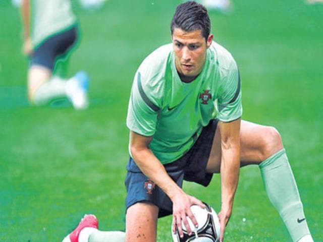 Demoralised Portugal take on spirited Danes