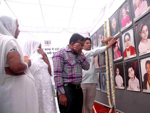 Relatives of Uphaar tragedy victims paying tribute to the departed souls, at the memorial set up near the cinema hall, in New Delhi, on the 15th anniversary of the tragedy.UNI