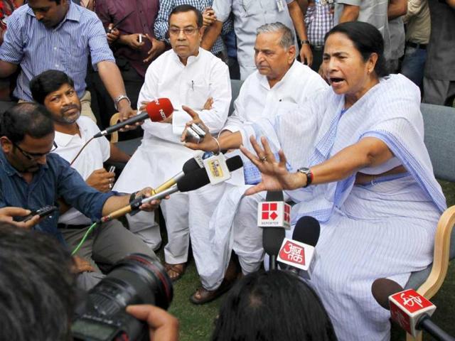 West Bengal chief minister Mamata Banerjee along with Samajwadi Party president Mulayam Singh Yadav during a joint press conference after their meeting at his residence in New Delhi. (HT Photo/Ajay Aggarwal)
