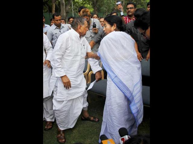 West Bengal chief minister Mamata Banerjee along with Samajwadi Party president Mulayam Singh Yadav during a joint press conference after their meeting at his residence in New Delhi. (HT Photo/Ajay Aggarwal)