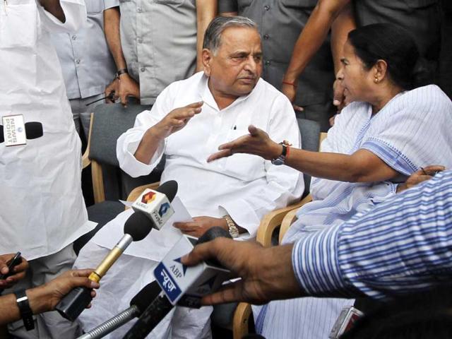West-Bengal-chief-minister-Mamata-Banerjee-along-with-Samajwadi-Party-president-Mulayam-Singh-Yadav-during-a-joint-press-conference-after-their-meeting-at-his-residence-in-New-Delhi-HT-Photo-Ajay-Aggarwal