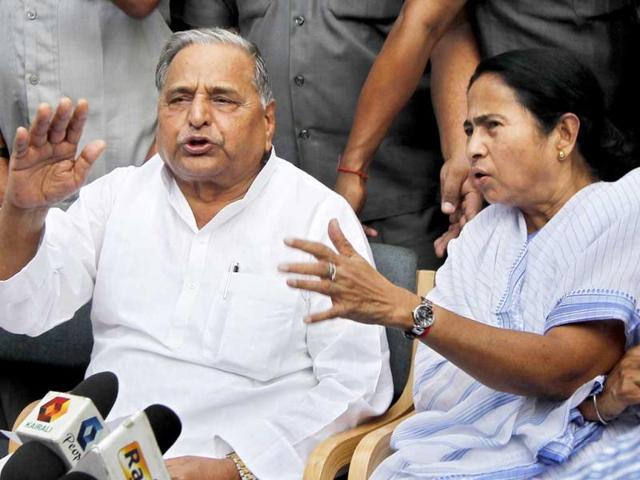 Mamata Banerjee with Mulayam Singh Yadav after a meeting at his New Delhi residence. HT/Ajay Aggarwal