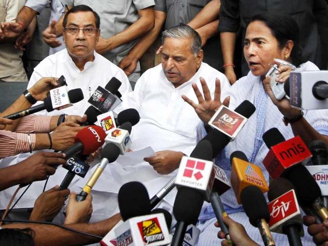 West Bengal chief minister Mamata Banerjee along with Samajwadi Party president Mulayam Singh Yadav during a joint press conference after their meeting at his residence in New Delhi. (HT Photo/Ajay Aggarwal)