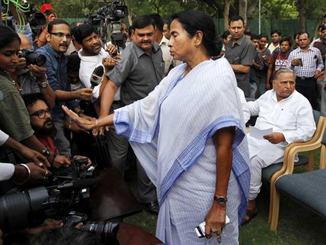 West Bengal chief minister Mamata Banerjee along with Samajwadi Party president Mulayam Singh Yadav during a joint press conference after their meeting at his residence in New Delhi. (HT Photo/Ajay Aggarwal)