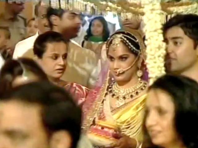 Upasana arrives for the wedding.