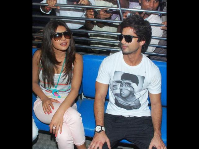 Shahid Kapoor and Priyanka Chopra in a local train.