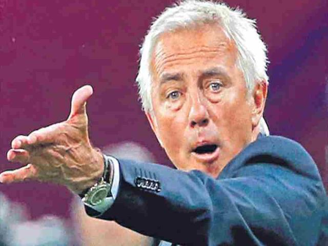 Holland players back under fire van Marwijk