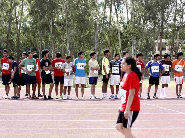Aspirants of the fitness trail test for admission at Shri Ram College of Commerce line up for the test in New Delhi. HT/M Zhazo