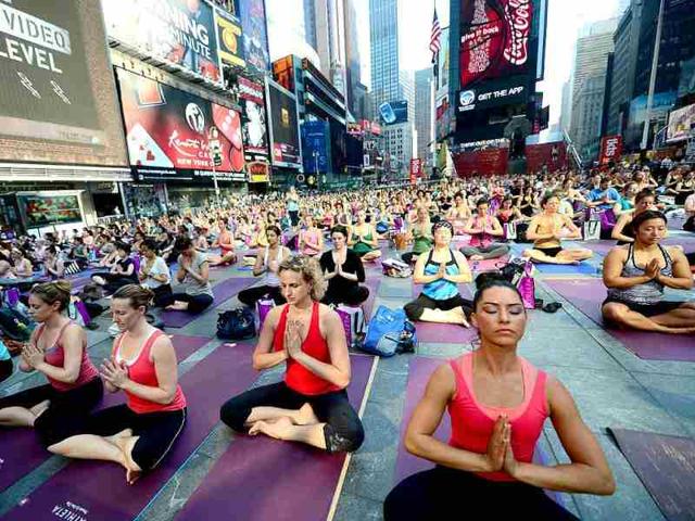 Participants take part in a mass yoga class to mark the summer solstice on Times Square in New York. (AFP photo/Emmanuel Dunand)