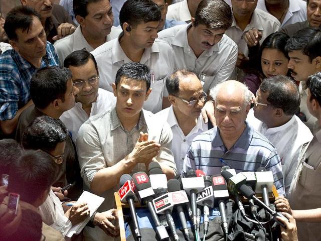 Aamir Khan addresses journalists as Rajya Sabha MP Shanta Kumar (3R) looks on following their meeting in New Delhi. AFP/Prakash Singh