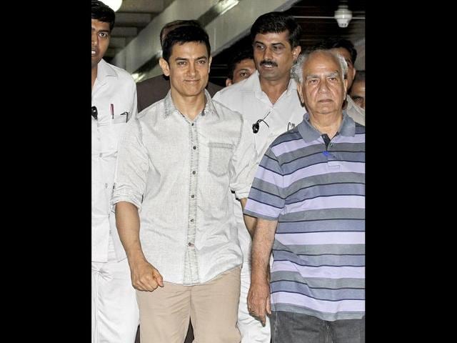 Aamir Khan and Rajya Sabha MP Shanta Kumar (R) arrive to address the media following their meeting in New Delhi. HT/Arvind Yadav