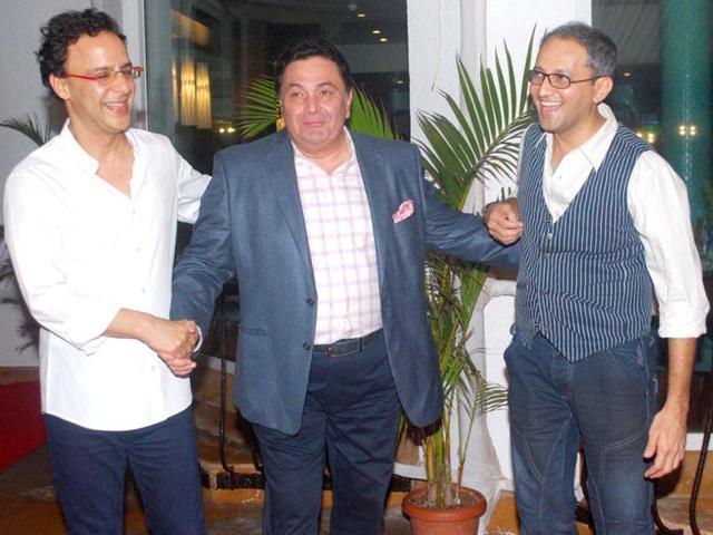 Bollywood actor Rishi Kapoor is being helped by Director Vidhu Vinod Chopra and Producer Rajesh Mapuskar during the success party of the latest movie Ferrari Ki Sawari. (UNI)