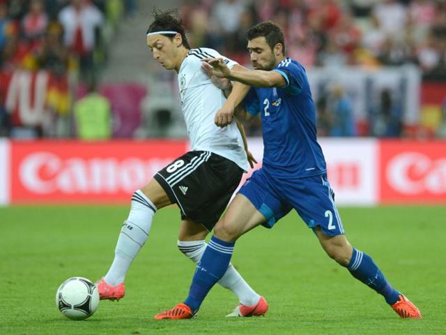 German midfielder Mesut Oezil (L) vies with Greek defender Giannis Maniatis during the Euro 2012 football championships quarter-final match Germany vs Greece at the Gdansk Arena. (AFP photo/ Patrik Stollarz)