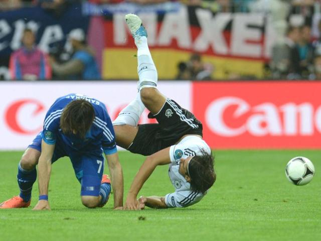 Greek forward Giorgios Samaras (L) vies with German midfielder Sami Khedira during the Euro 2012 football championships quarter-final match Germany vs Greece at the Gdansk Arena. (AFP photo/ Patrik Stollarz)