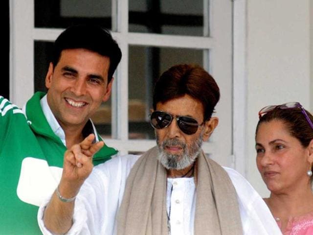 Veteran-Indian-Bollywood-actor-Rajesh-Khanna-C-flanked-by-his-wife-Dimple-Kapadia-R-and-son-in-law-Akshay-Kumar-L-wave-to-well-wishers-gathered-outside-his-Ashirwad-bungalow-in-Mumbai-on-June-21-2012-AFP