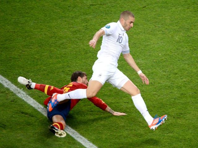French forward Karim Benzema (R) vies with Spanish defender Sergio Ramos at the Donbass Arena in Donetsk. AFP/Jeff Pachoud
