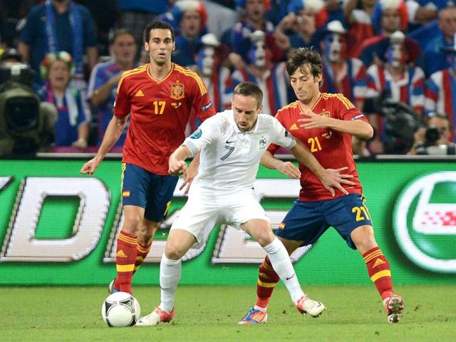 French midfielder Franck Ribery (C) vies with Spanish defender Alvaro Arbeloa (L) and Spanish midfielder David Silva during the Euro 2012 football championships quarter-final match. AFP/Patrick Hertzog