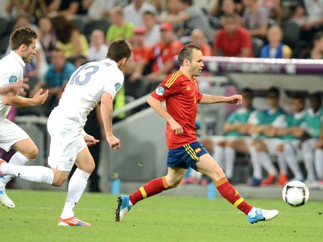 Spanish midfielder Andres Iniesta (R) passes the ball during their Euro 2012 football championships quarter-final match against France at the Donbass Arena in Donetsk. AFP/Patrick Hertzog