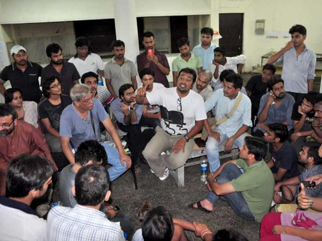 Anurag Kashyap was accompanied by filmmaker Sudhir Mishra for a chat with students in JNU’s Sabarmati hostel. The two spoke over smokes.