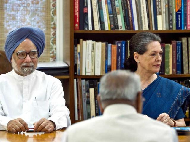 Prime Minister Manmohan Singh and Congress party president Sonia Gandhi attend the Congress Working Committee (CWC) meeting in New Delhi. Congress party's highest decision making body-Congress Working Committee (CWC) met to discuss the forthcoming Presidential polls. Finance minister Pranab Mukherjee, who is the UPA candidate for the president’s post, is the longest serving member of the CWC and was given farewell during the CWC meeting. AFP PHOTO / Prakash SINGH