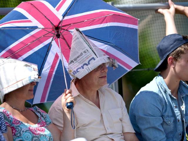 Supporters of Britain's Laura Robson shelter from the sun during her first round women's singles match against Italy's Francesca Schiavone on the second day of the 2012 Wimbledon Championships tennis tournament at the All England Tennis Club in Wimbledon, southwest London. (AFP Photo) Supporters of Britain's Laura Robson shelter from the sun during her first round women's singles match against Italy's Francesca Schiavone on the second day of the 2012 Wimbledon Championships tennis tournament at the All England Tennis Club in Wimbledon, southwest London. (AFP Photo)