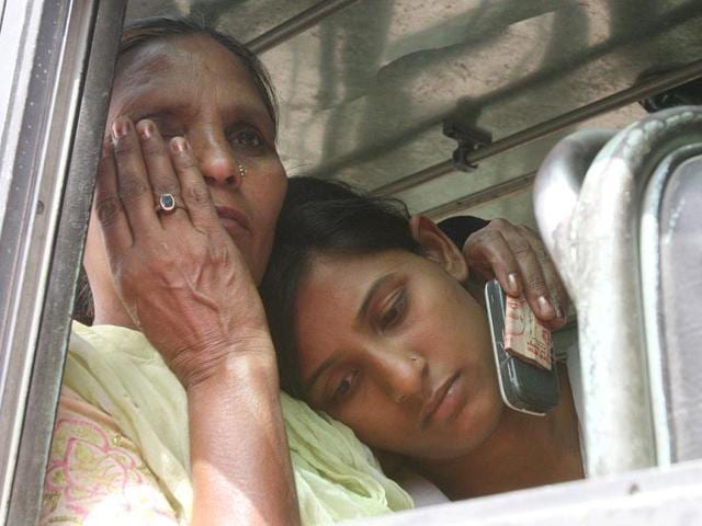 Sarabjit’s younger daughter Poonam rests her head on her mother’s shoulder as she wipes off a tear while on their way to Jalandhar. (Munish Byala/HT Photo)