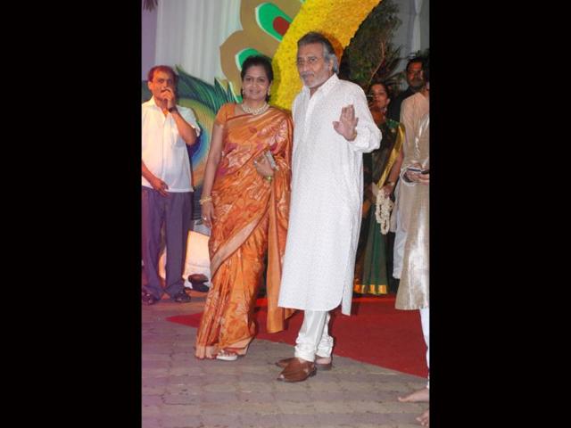 Vinod Khanna poses with his wife.