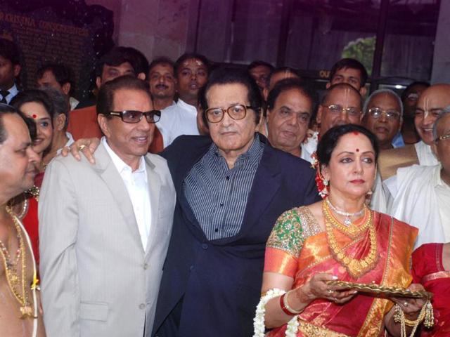 Hema and her husband Dharmendra welcome the groom at the temple.