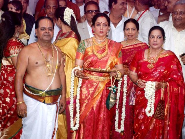 Hema Malini looks gorgeous in her traditional attire at Esha Deol's wedding.