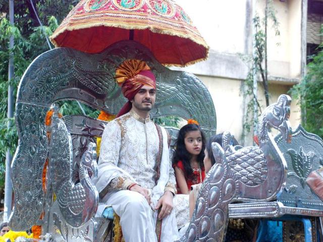 Bharat Takhtani arrives in a horse carriage.