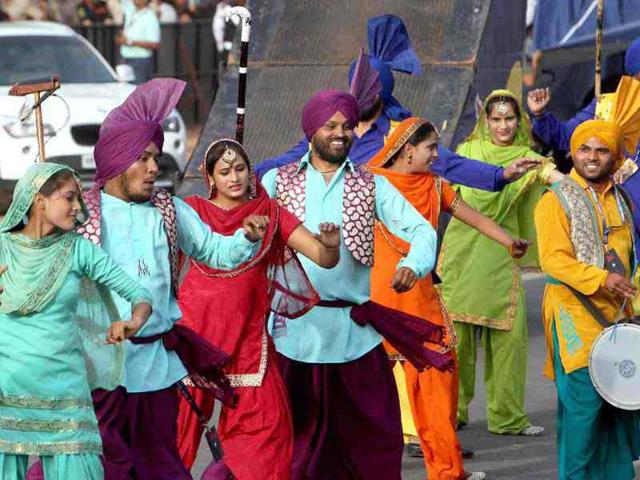 Punjabi folk artists perform during the RedBull X-Fighters event at India Gate in New Delhi.(PTI Photo/Shahbaz Khan)
